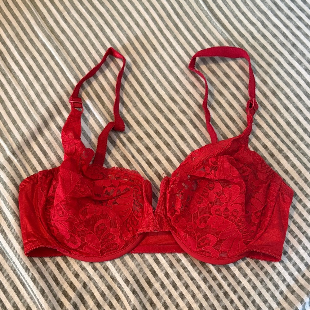 warners red lacy bra!